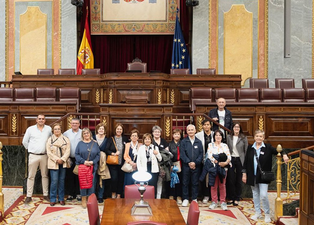 Grupo de personas del Centre Sant Martí en visita institucional al Congreso de los Diputados.