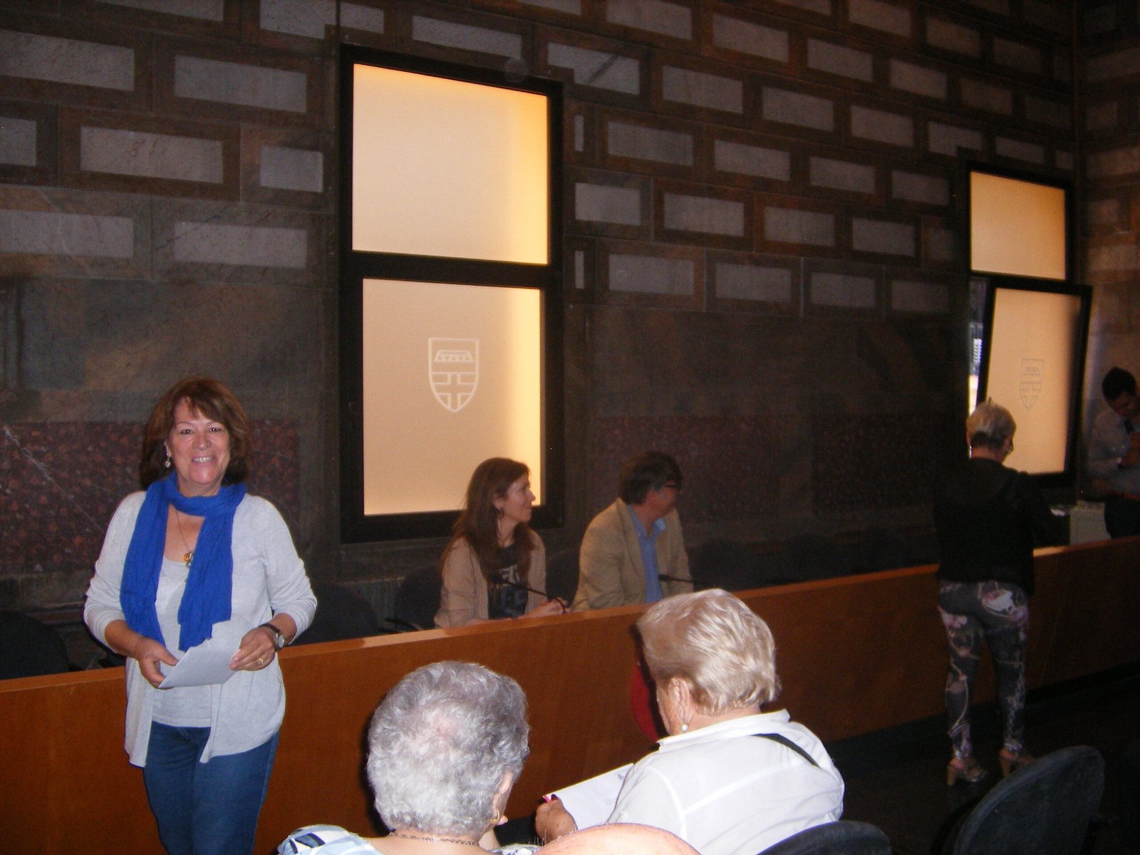 Acto de presentación en los inicios del Centre Sant Martí, con intervención ante vecinos del barrio durante la creación de la entidad en 1992.